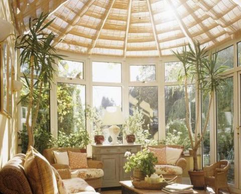建造一個(gè)陽(yáng)光房怎樣才會(huì)穩(wěn)妥？4大因素不可或缺