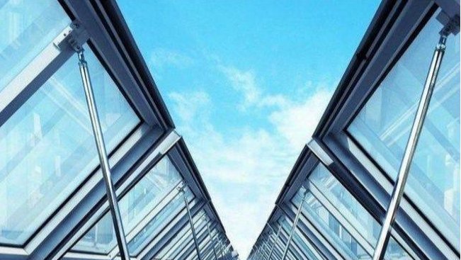 嫌上千塊的斷橋鋁門窗貴，用了幾百元的，住了幾年后我們在對比下